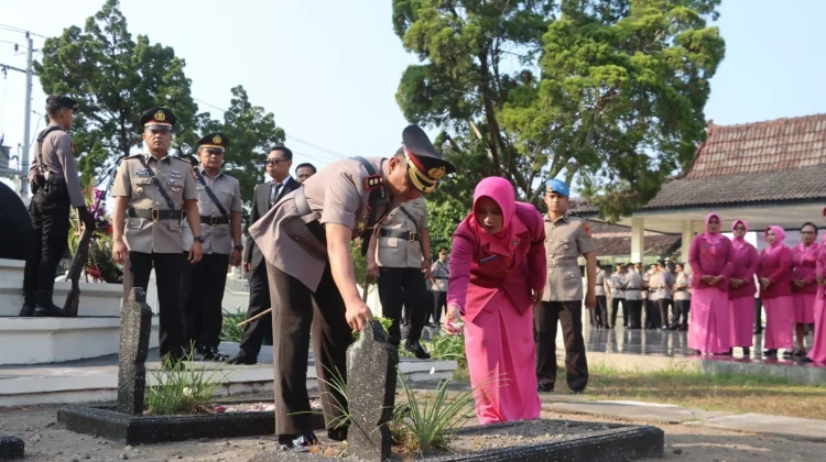Kapolres Kulon Progo Lakukan Ziarah ke Taman Makam Pahlawan Giripeni