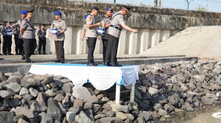 Peringati Hari Bhayangkara ke-80, Polda DIY Gelar Ziarah dan Tabur Bunga Laut