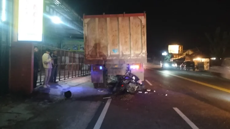 Tabrak Bak Belakang Truk, Seorang Pemuda Meninggal Dunia di TKP