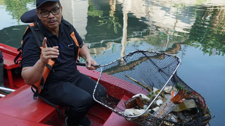 Patroli di Sungai Gajah Wong, Wali Kota Yogyakarta Amankan Sekarung Sampah
