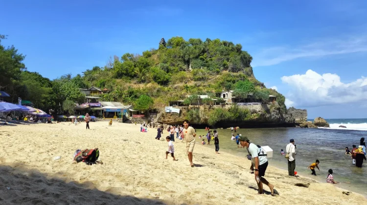 Pantai Nguyahan, Pesona Wisata Kala Momentum Libur Sekolah