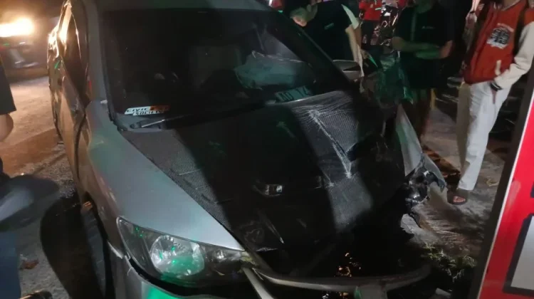 Mobil Sedan Oleng Lalu Tabrak Minibus dan Tiang Baliho di Banguntapan Bantul