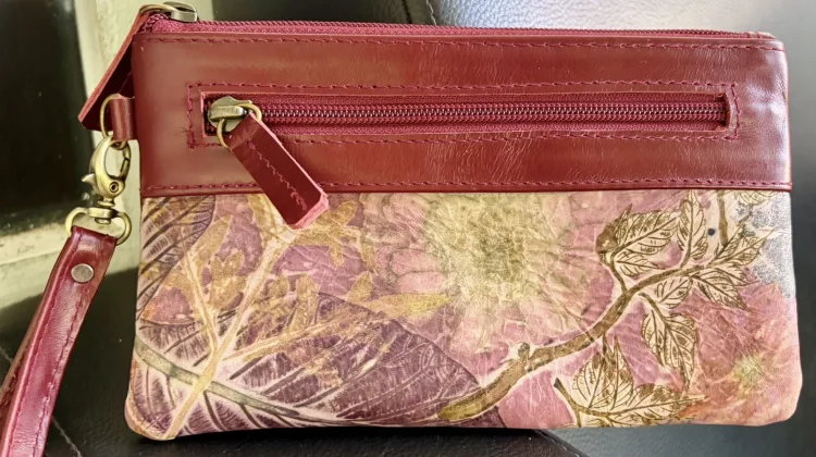 Dompet Kulit Ecoprint dengan Sentuhan Alam yang Memikat