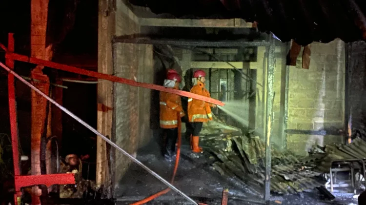 Diduga akibat Konsleting listrik, Rumah Sekaligus Tempat Usaha Terbakad