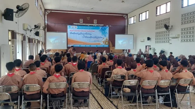 UGM Ajak Guru dan Siswa SMA Belajar Kimia dari Bahan Alam Indonesia