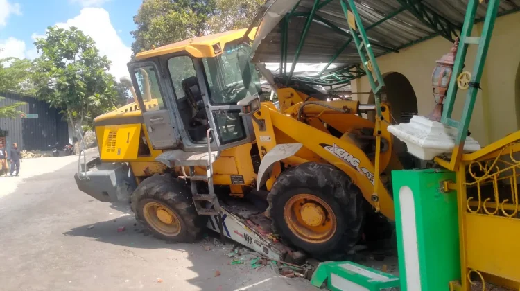 Tidak Kuat Menanjak, Truk Towing Mati Mesin dan Tabrak Pagar Masjid