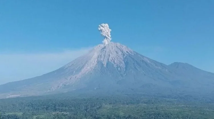 Erupsi Semeru Meningkat, Pakar UGM Waspadai Bahaya Banjir Lahar