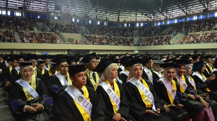 UNY Kukuhkan 1.574 Lulusan Baru, Siap Berkarya untuk Bangsa