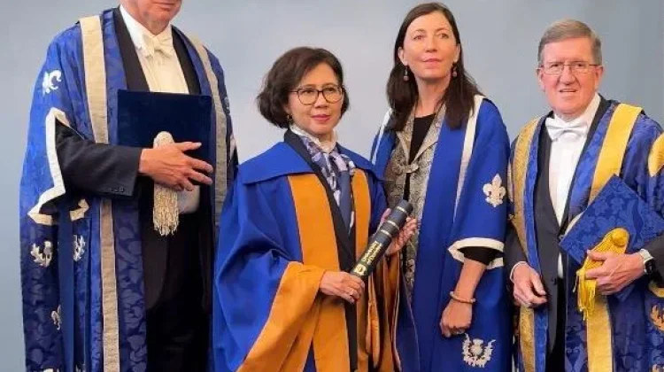 Rektor UGM Ova Emilia Raih Doktor HC dari University of Dundee, Skotlandia