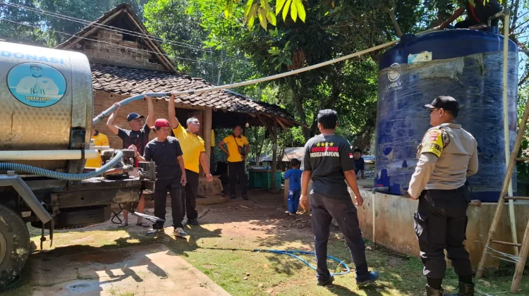 Terdampak Kekeringan, Polsek Dlingo Salurkan Bantuan Air di Dusun Pancuran