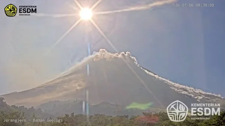 Gunung Merapi Luncurkan Dua Kali Awan Panas Guguran, Mengarah ke Barat Daya