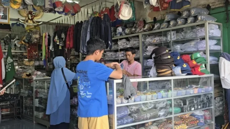 Tahun Ajaran Baru, Penjualan Seragam di Jalan Ibu Ruswo Melonjak Berkali Lipat