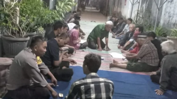 Sosialisasi Bhabinkamtibmas kepada Warga untuk Menjaga Keamanan Lingkungan