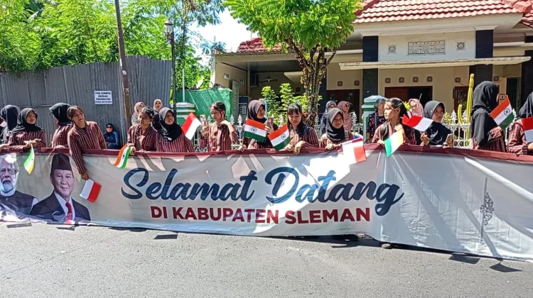 Ratusan Siswa Antusias Sambut Presiden Prabowo dan PM India di Adisutjipto