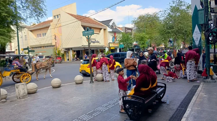 Libur Sekolah, Permintaan Foto Berkostum Adat di Malioboro Meningkat