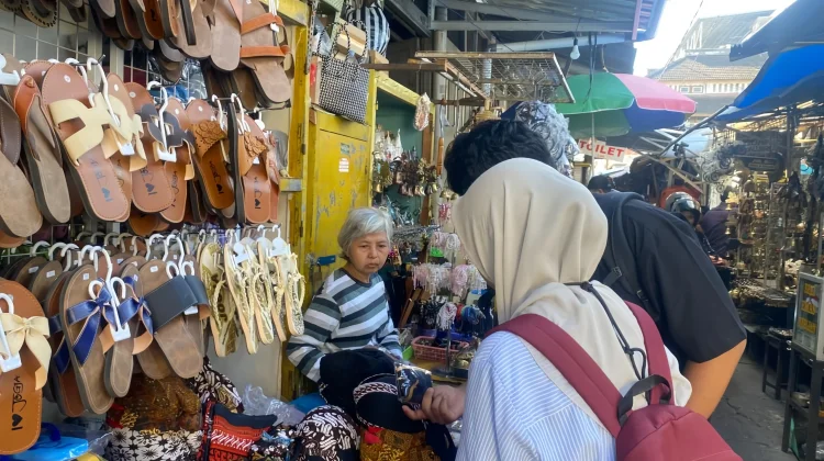 Oleh-Oleh Bertuliskan Ciri Khas Jogja Diburu Wisatawan di Pasar Beringharjo