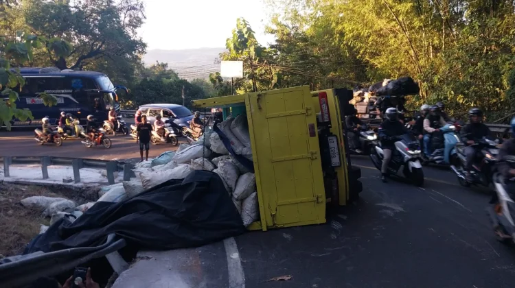 Truk Bermuatan Gaplek Terguling di Bokong Semar, Akibatkan Lalu Lintas Tersendat