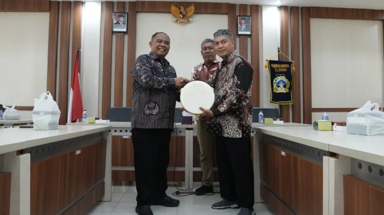 Kelompok Jathilan hingga Hadroh di Sleman Terima Hibah Alat Musik