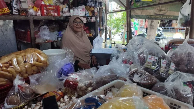 Hari Pertama Masuk Sekolah, Pasar Imogiri Sepi Pembeli