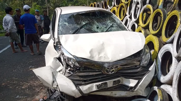 Sopir tak mampu Kendalikan, Sebuah Mobil Alami Kecelakaan di Samigaluh