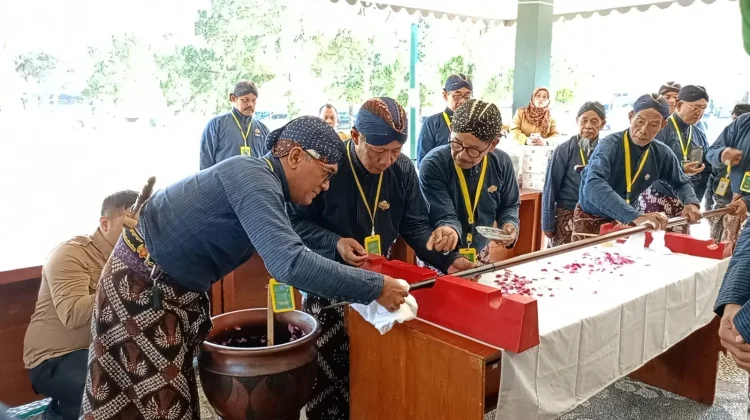 Berharap “Beras Wutah”, Abdi Dalem Sleman Gelar Siraman Tombak Kyai Turun Sih