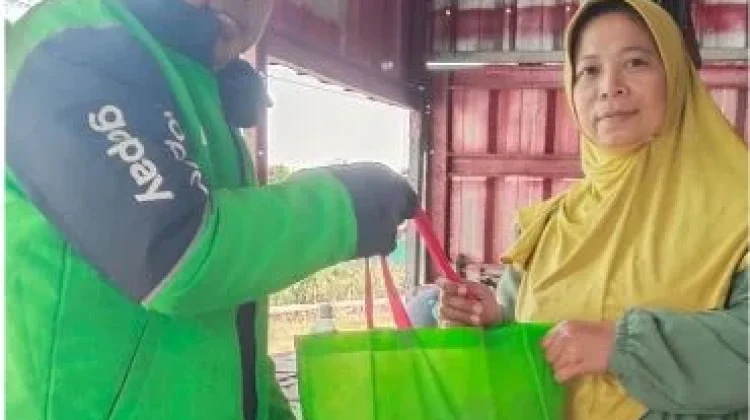 Bantu Rekan, Komunitas Ojol Solusi Patungan Salurkan Bantuan ke Keluarga