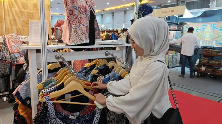 Motif Klasik dan Tren Modern Batik Luwes Putera Menarik Pengunjung Inacraft
