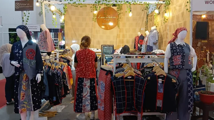 Motif Klasik dan Tren Modern Batik Luwes Putera Menarik Pengunjung Inacraft