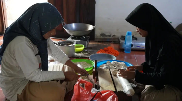 Prestasi Antar Anak Penjual Keripik Raih Kuliah Gratis Kedokteran UGM