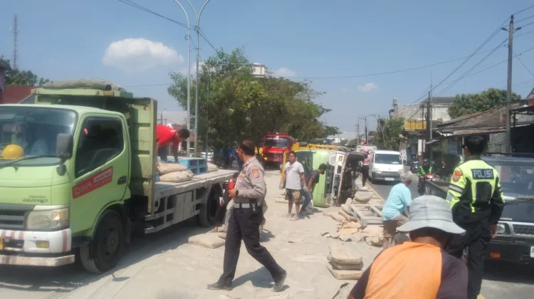 Truk Muatan Semen Terguling di Sewon, Lalu Lintas Sempat Tersendat