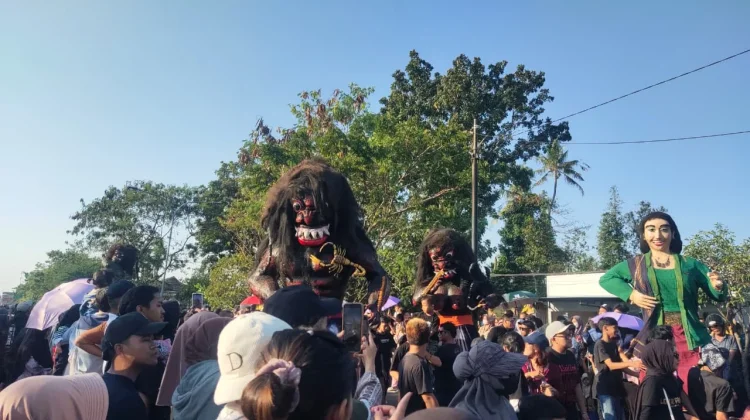 Filosofi Tolak Bala di Balik Uniknya Boneka Kirab Saparan Bekakak