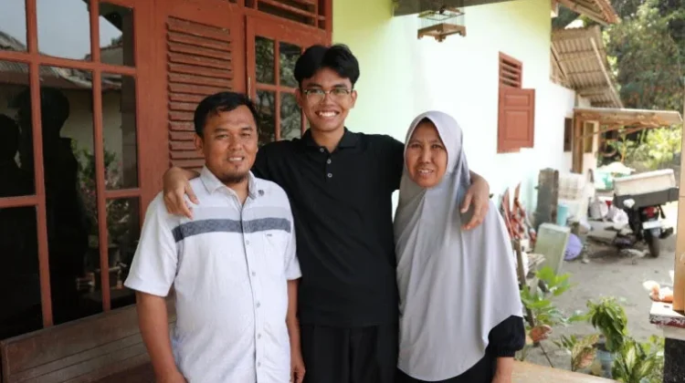 Anak Pedagang Ikan Keliling Raih Mimpi Kuliah di UGM Berbekal Prestasi
