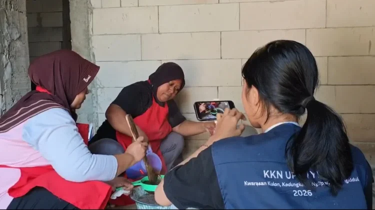 Unik Cara Mahasiswa KKN UPN Veteran Yogyakarta Promosikan Jamu Seger Waras