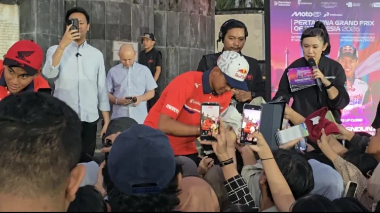 Pecah! Penggemar Serbu Tanda Tangan Mario Ajidan Veda Pratama di Monumen SO 1 Maret