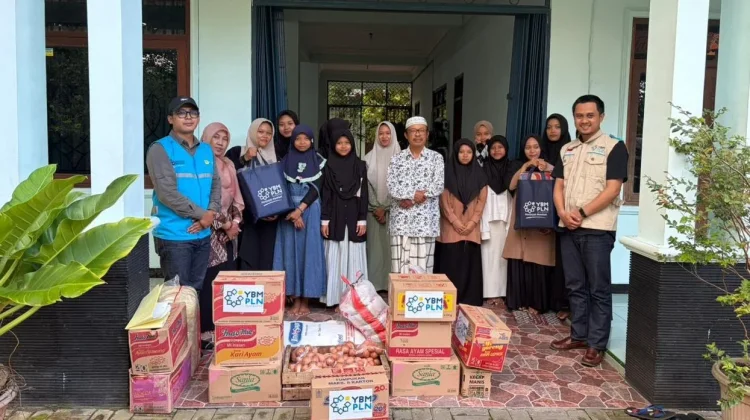 PLN Salurkan Paket Sembako untuk Warga Sleman