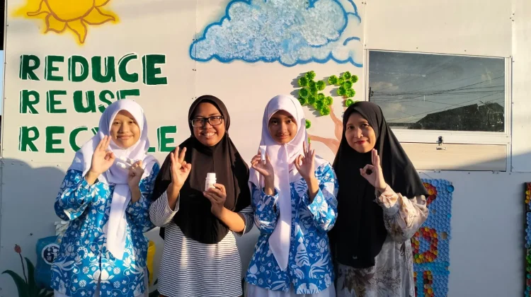 Siswi SMAN Enam Yogyakarta Sulap Styrofoam Menjadi Lem Ramah Lingkungan