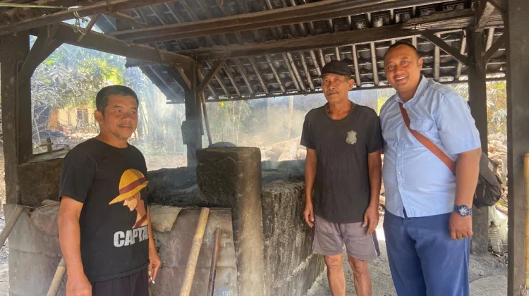 Satu Dekade Tekuni Produksi Arang, Joko Mulyanto Masih Ditunggu Pelanggan Setia