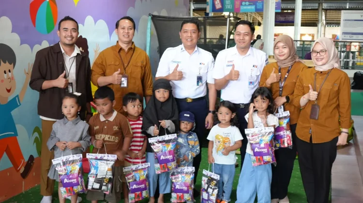 Meriahkan Hari Anak Nasional, Daop 6 Yogyakarta Bagikan Paket Camilan di Stasiun