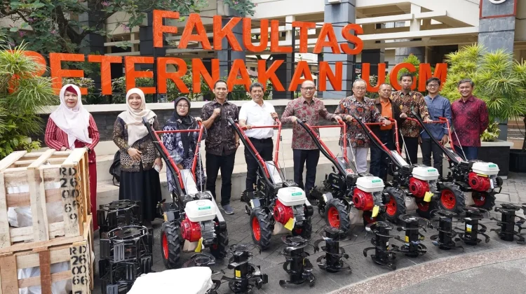 Produsen Traktor Serahkan Hibah Alsintan untuk Fapet UGM