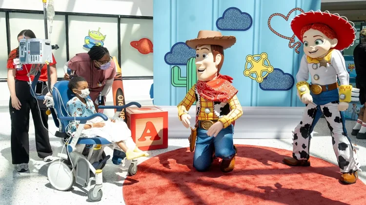 Sukses di Box Office, Toy Story 5 Bagikan Belasan Ribu Mainan untuk Pasien Anak