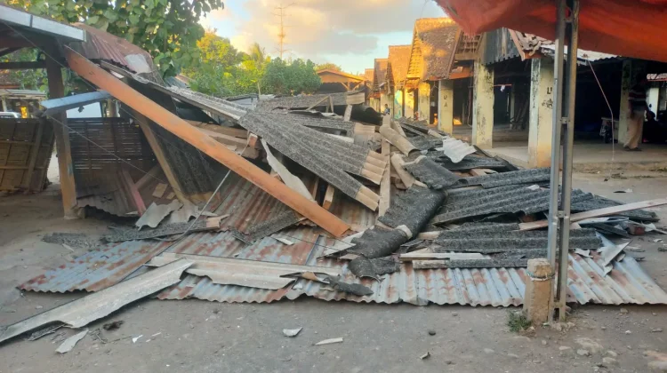 Bangunan Los di Pasar Brosot Kulon Progo Ambruk