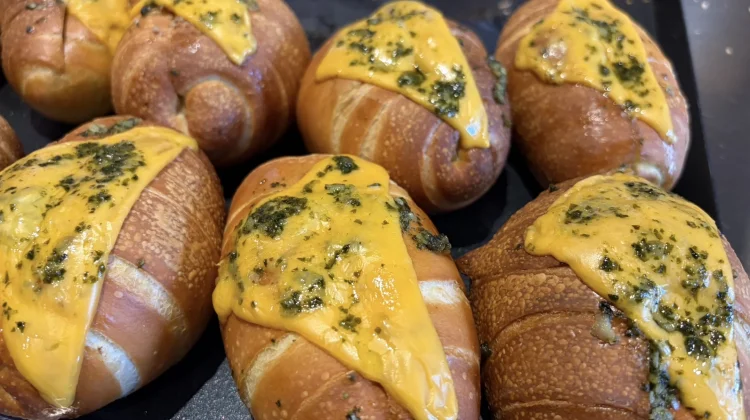 Salt Bread Pesto Cheddar Jadi Primadona, Pembeli Rela Antre di Kotabaru