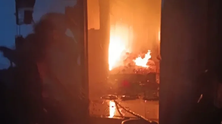 Nyalakan Lilin saat Listrik Padam, Rumah dan Bengkel Sepeda di Bantul Terbakar