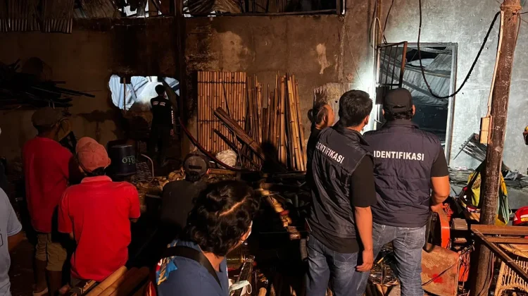 Gudang Pabrik Bambu di Pleret Terbakar, Kerugian Mencapai Satu Miliar Lebih