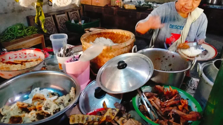 Warung Mbah Kebo Kulon Progo, Ayam Kampung dan Sayur Tholo Jadi Buruan