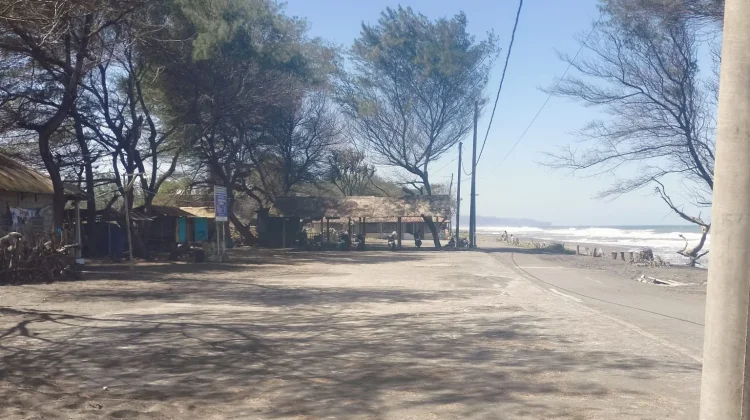Pantai Pandansari Jadi Pilihan Wisatawan Nikmati Senja