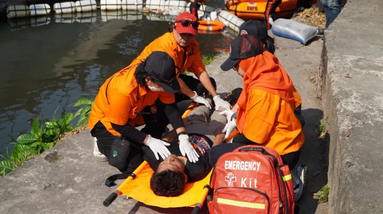 Warnai Pelantikan, Baguna PDI Perjuangan Gelar Simulasi Penyelamatan Laka Sungai
