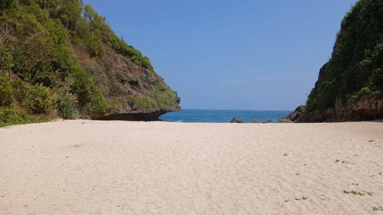 Pantai Ngluwen Gunungkidul, Surga Pasir Putih Tersembunyi Favorit Wisatawan