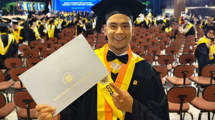 Fajar Munichputranto Wisudawan Terbaik di Dua Tempat Sekaligus