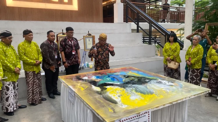 Pelukis Abstrak Dani Ramli Ukir Makna lewat Live Painting di Perayaan Hari Koperas